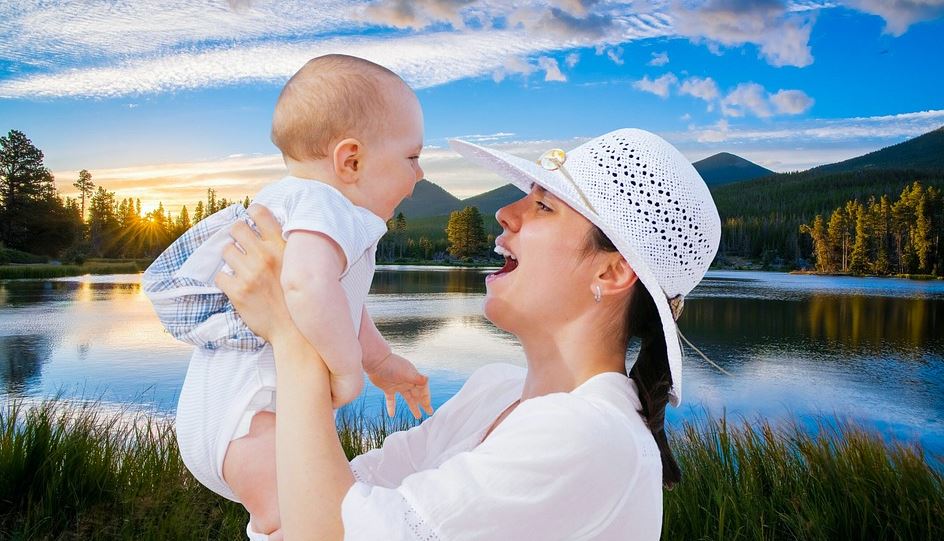 MAMA Y BEBÉ SONRIENDO mujer y bebe en montaña