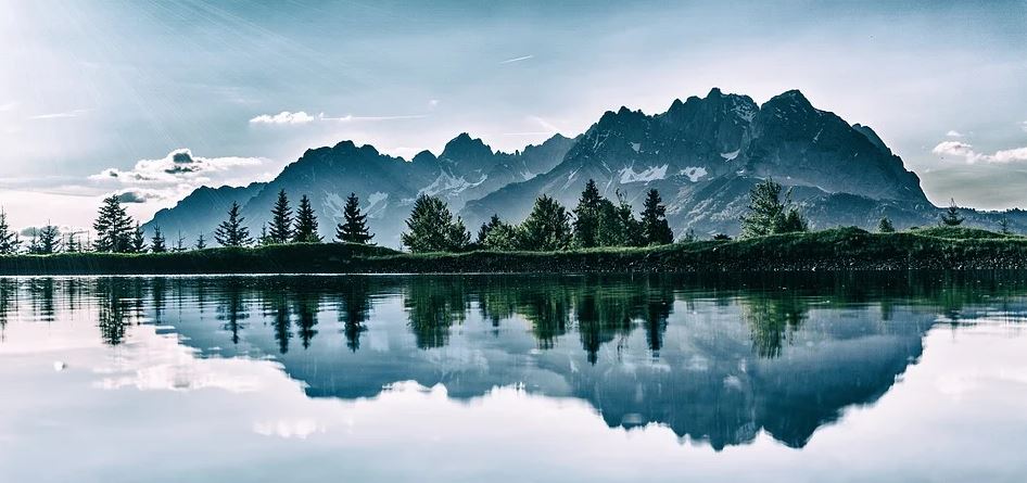 MONTAÑA REFLEJADA EN LAGO mujer y bebe en montaña