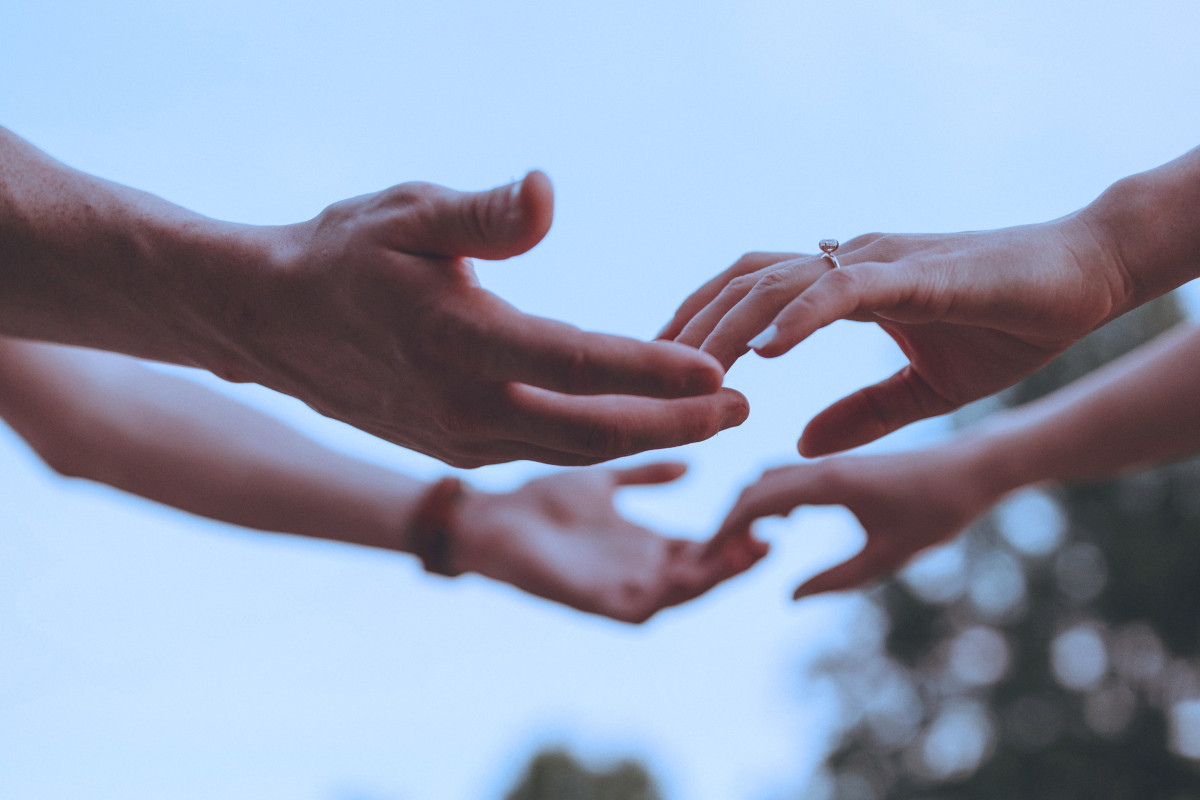 varias manos tocándose